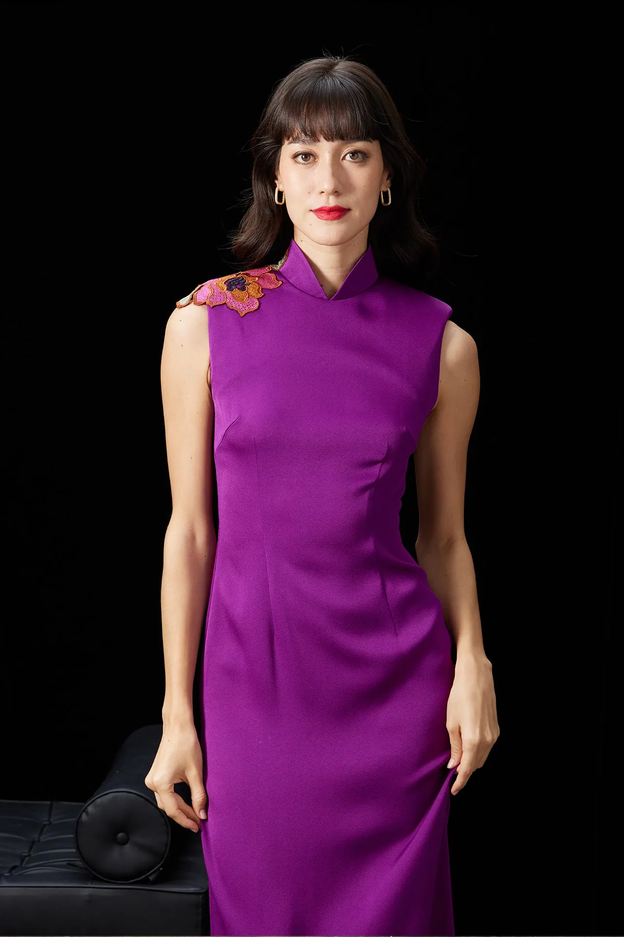 CHEONGSAM WITH EMBROIDERED FLOWERS IN PURPLE